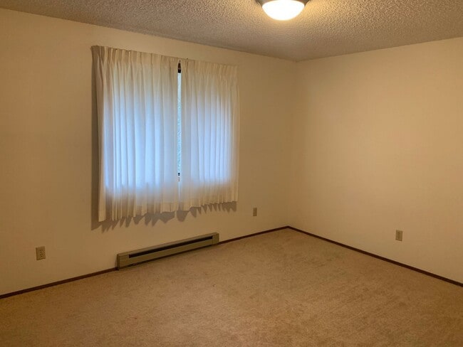 Building Photo - Wonderful Pet Friendly 3 Bedroom Home with...