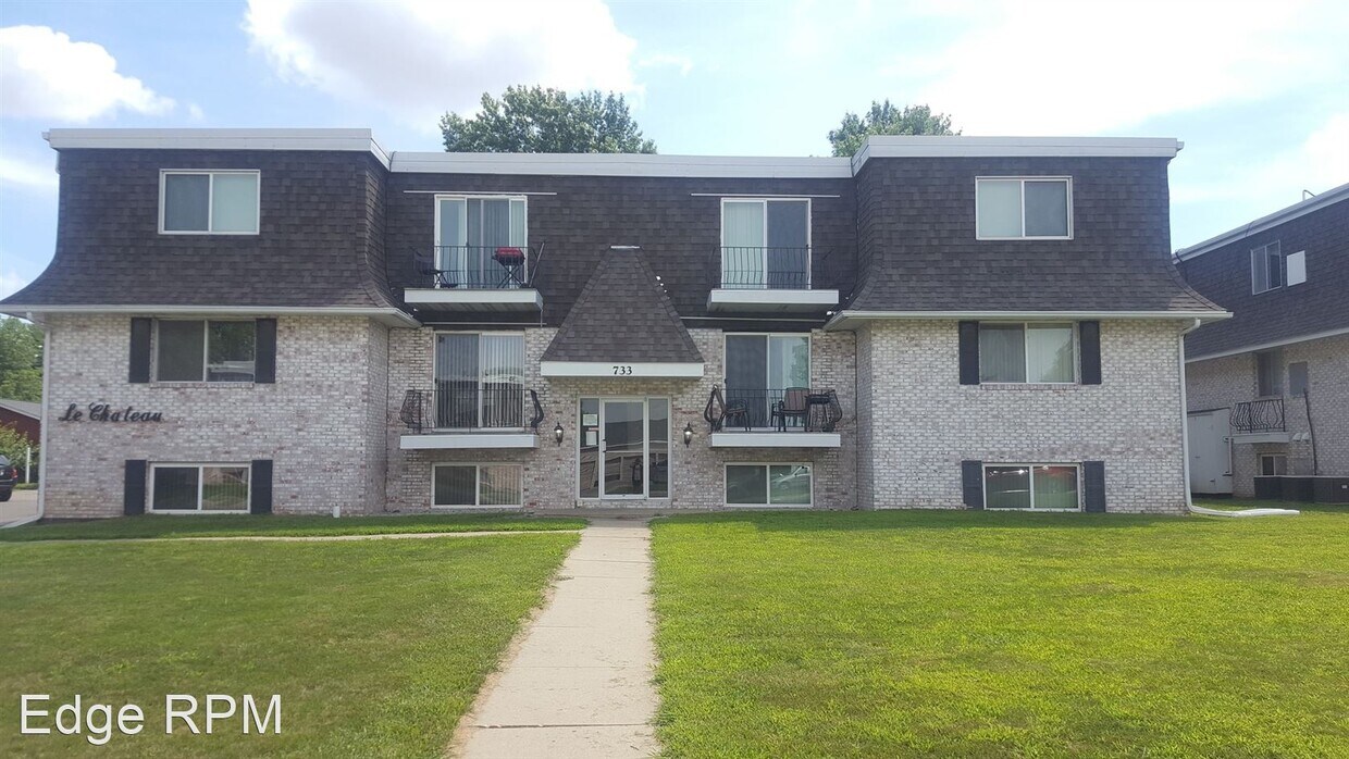 Primary Photo - 733-747 Russell Rd
