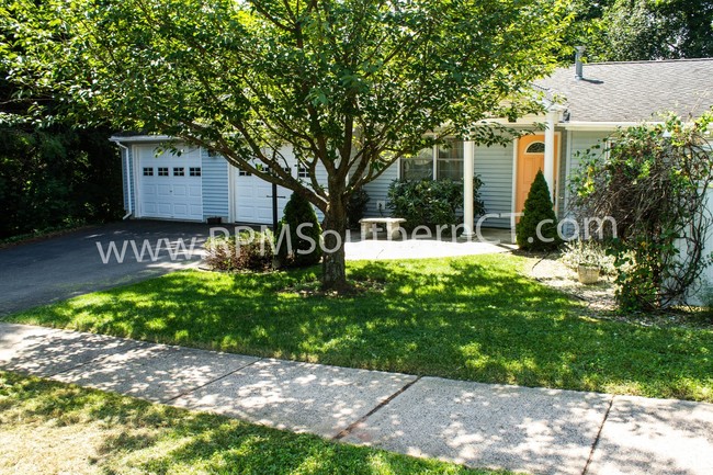 Building Photo - Lovely Single Family Home in Hamden