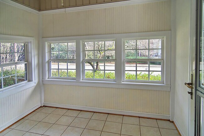 Building Photo - 816 Sycamore Dr