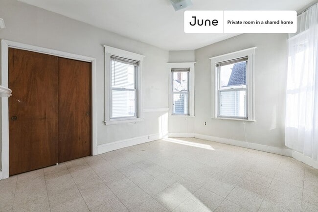 Building Photo - Room in Shared 5 bed/1 bath home