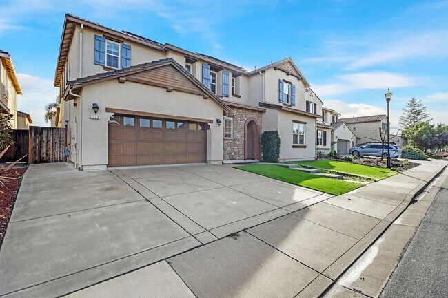 Building Photo - Newer Large Executive Home with 5 bedroom ...