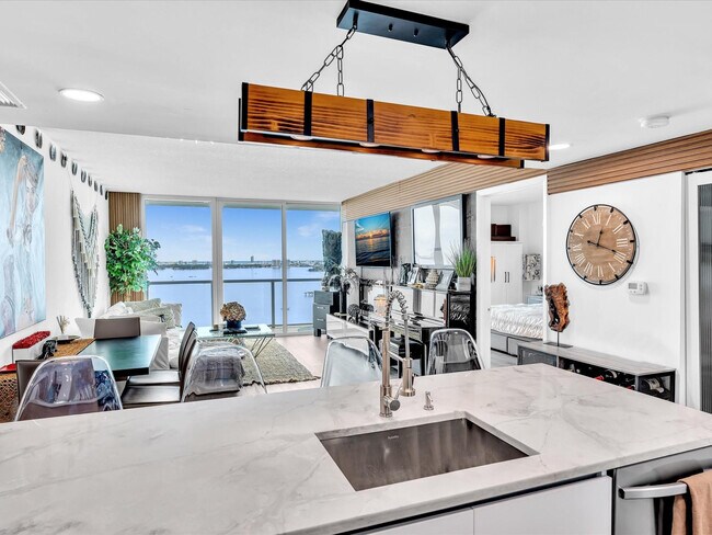 Foto del edificio - 665 NE 25th St