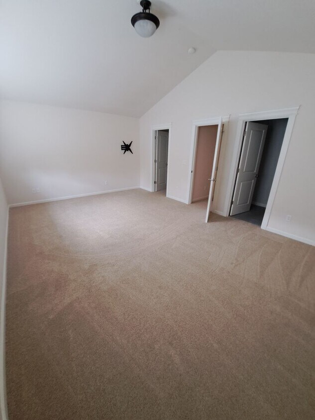 Primary Photo - 3 bedroom End Unit Townhouse - Oregon City