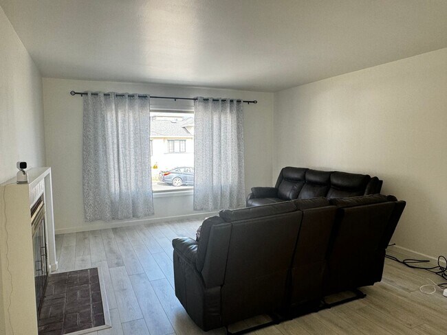 Foto del edificio - Light-Filled Living in this Charming 4-Bed...