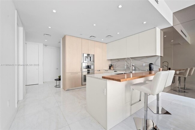 Foto del edificio - 15701 Collins Ave