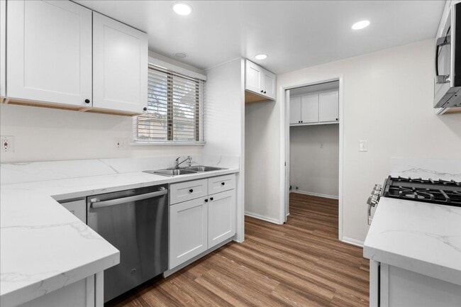 Foto del edificio - Updated Winnetka 3-Bedroom with Backyard a...