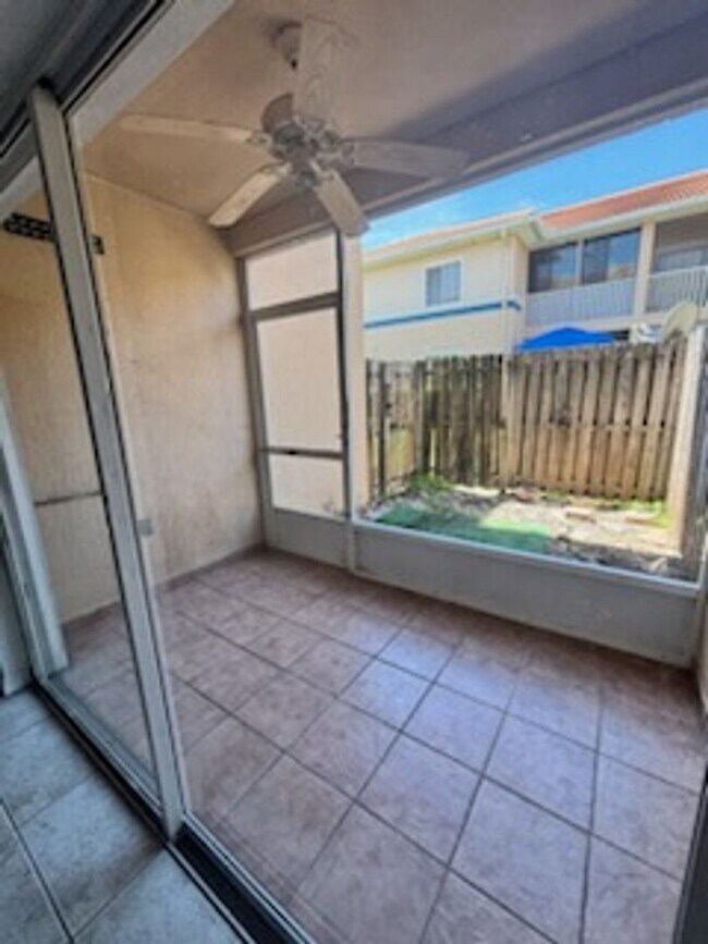 Foto del edificio - MEADOW WOODS CONDO