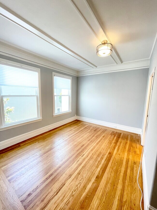 Building Photo - 486 12th Ave