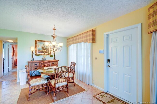 Building Photo - 331 Golfview Cir