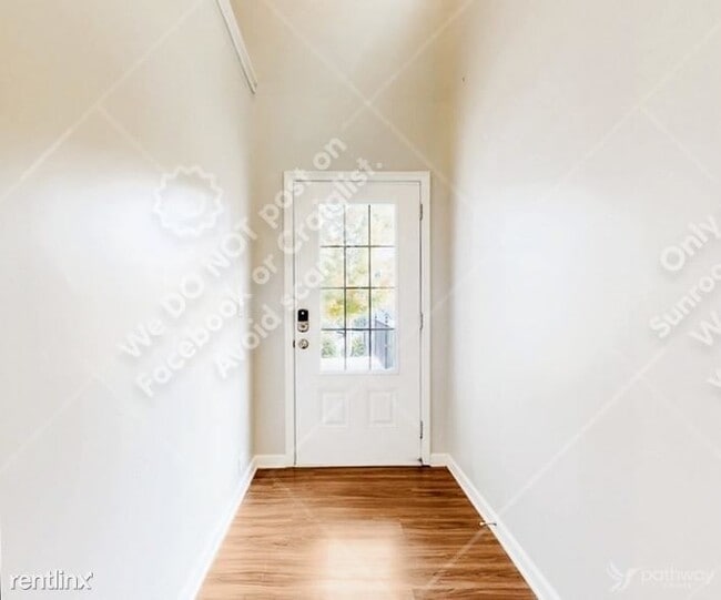 Building Photo - 4 br, 2.5 bath House - 3950 Lake Manor Way