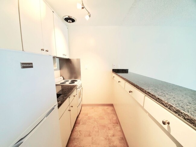 Building Photo - Lovely 3rd floor studio at Woodlake