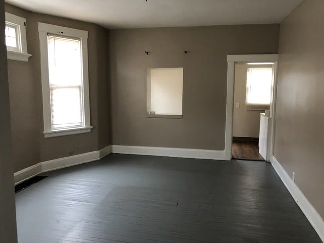 Building Photo - Affordable 1st floor unit in 2 family