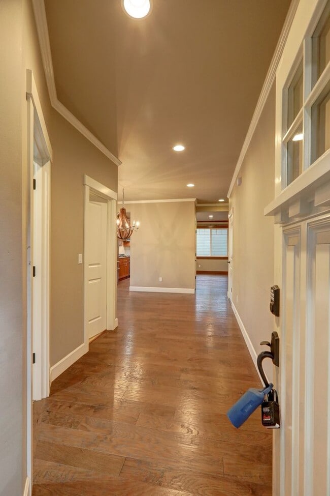 Building Photo - Perfect blend of luxury and comfort in the...