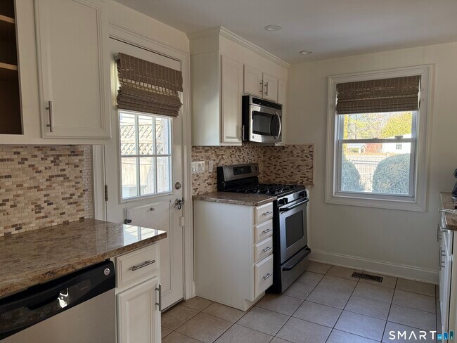 Foto del edificio - 46 Prudence Dr