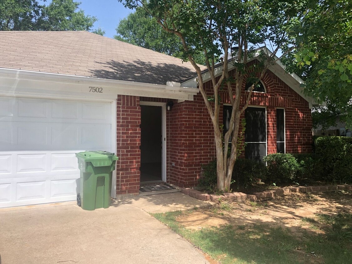 BEAUTIFUL BRICK HOME IN THE YORK MEADOW AD... - BEAUTIFUL BRICK HOME IN THE YORK MEADOW AD...