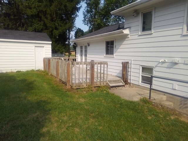 Wooden deck facing West - 1528 Linden St