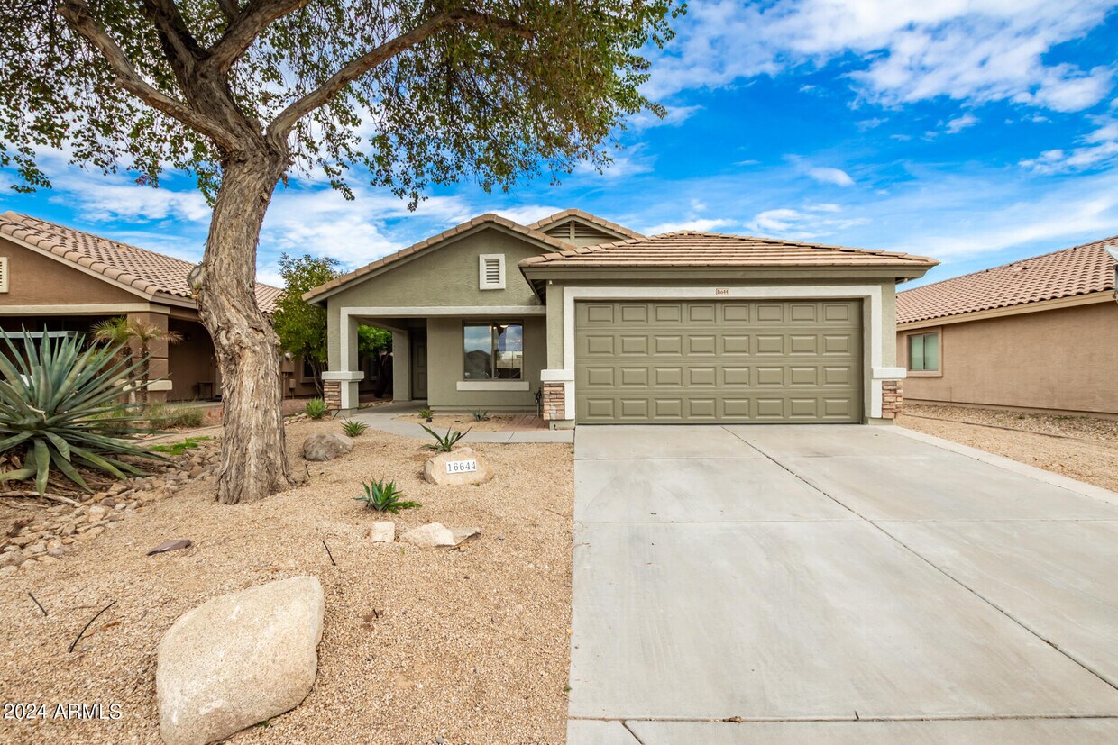 Foto principal - 16644 W Cottonwood St