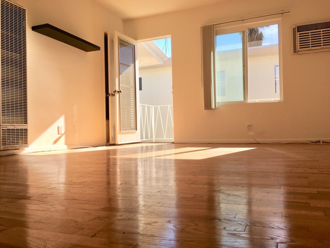 Gorgeous hardwood; spacious; lots of light - 1318 N Martel Ave