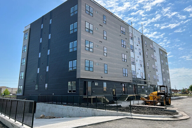 Building Photo - Boulevard Square 3