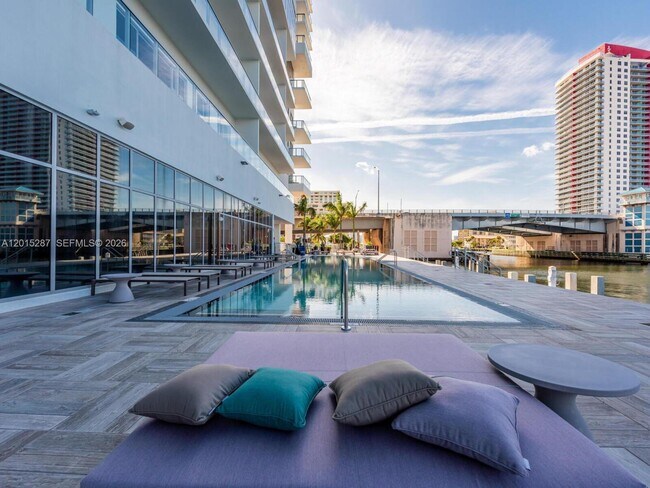 Building Photo - 4010 S Ocean Dr