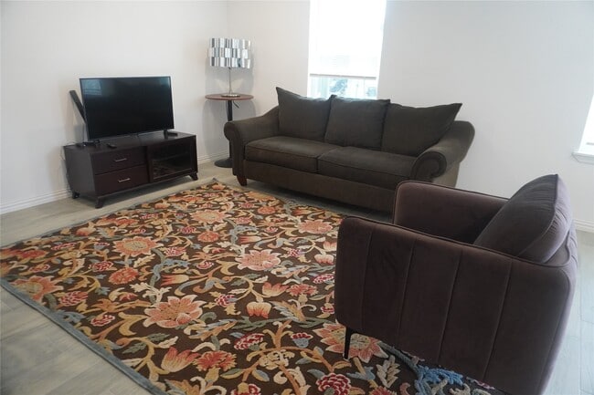 Foto del edificio - 8119 Glenbrook Dr