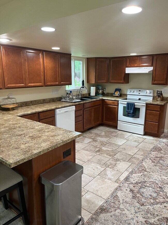 Building Photo - Spacious 4 bedroom Lafayette House with Gr...