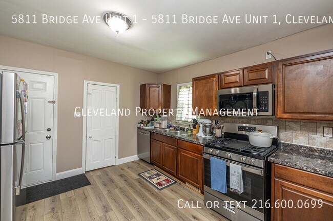 Foto del edificio - 5811 Bridge Ave