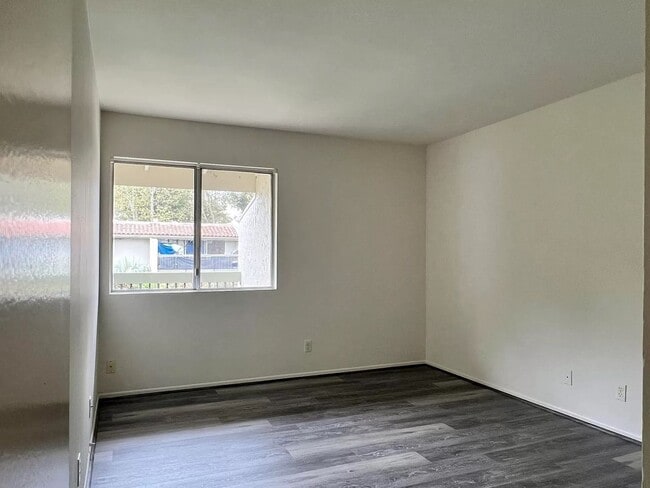 Building Photo - 1 Bedroom Townhome in Goleta