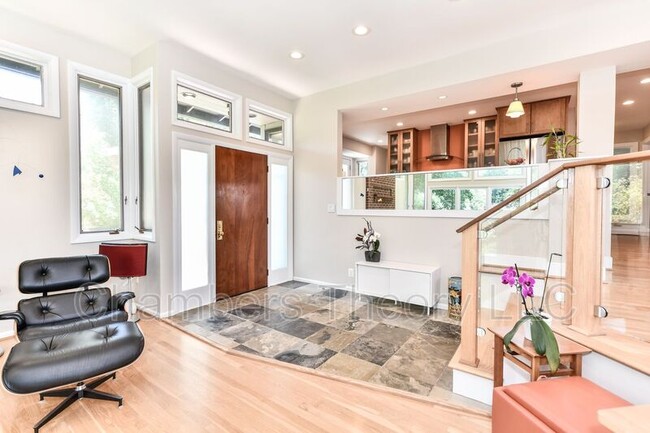 Building Photo - 208 Yeonas Dr SW