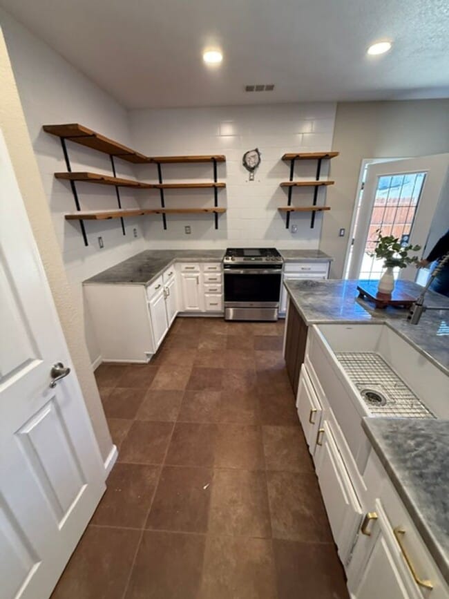Building Photo - **Beautiful 2-Story Home Next to the Park**