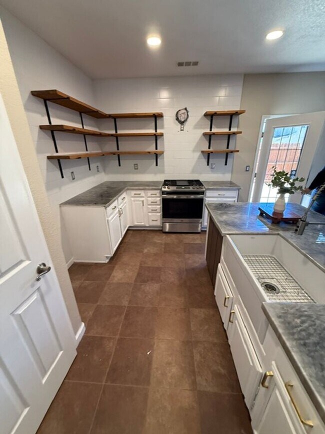 Foto del edificio - **Beautiful 2-Story Home Next to the Park**
