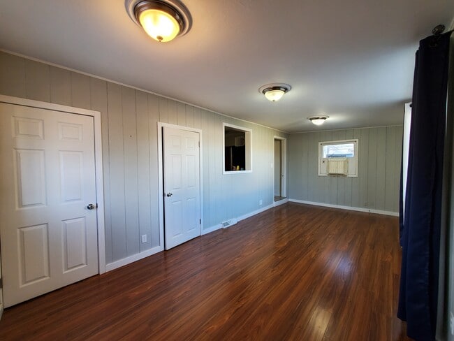 Living room with quarter bath & walk-in coat closet - 916 S Decatur St