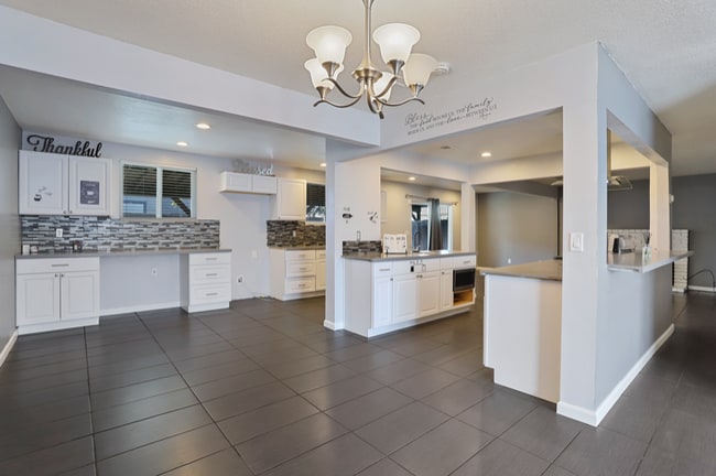 Building Photo - 2750 Oakwood Ct