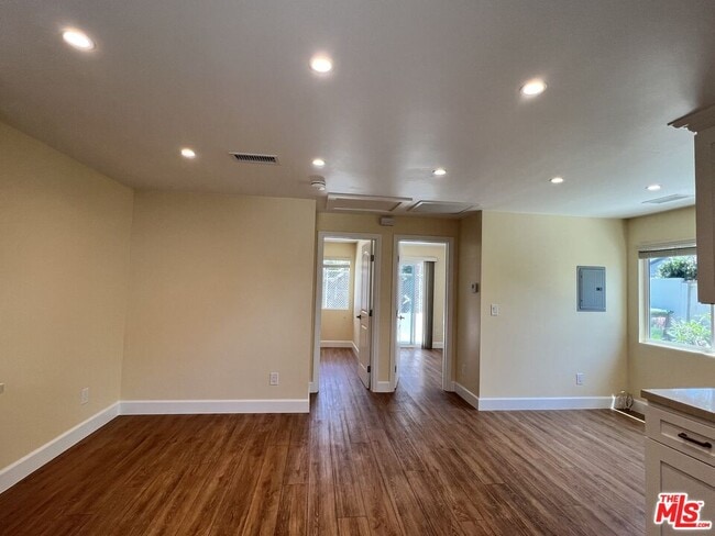 Foto del edificio - 3753 W 60th St