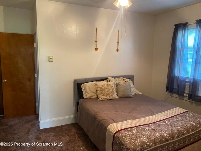 Foto del edificio - 1344 Sanderson Ave