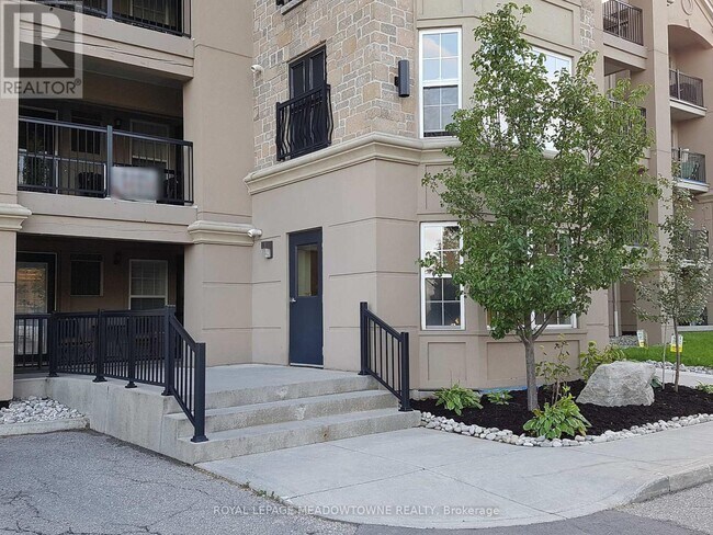 Photo du bâtiment - 1471-1471 Maple Ave