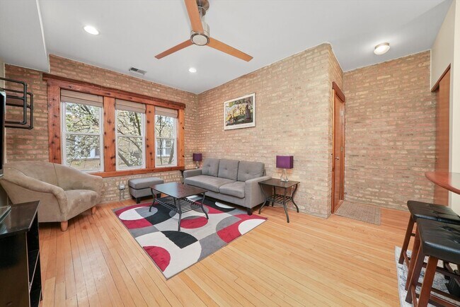Foto del edificio - 1338.5 W Estes Ave