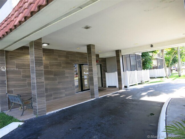 Building Photo - 4164 Inverrary Dr