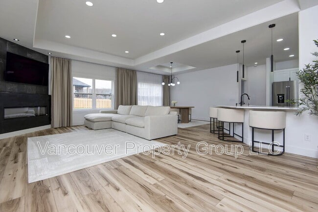 Building Photo - 5075 E Ferdinand Ct