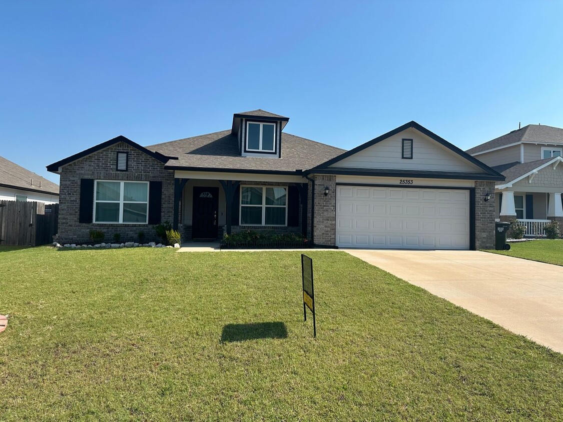 Primary Photo - Spacious 3 bed 2 bath with office or 4th b...