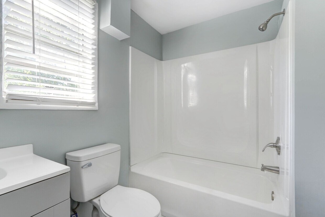 Foto principal - Gut Renovated - One Bedroom (2 blocks from...