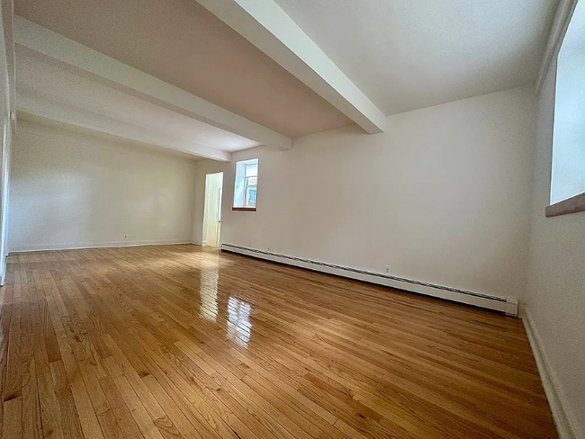 Foto del edificio - 476 Howard Ave