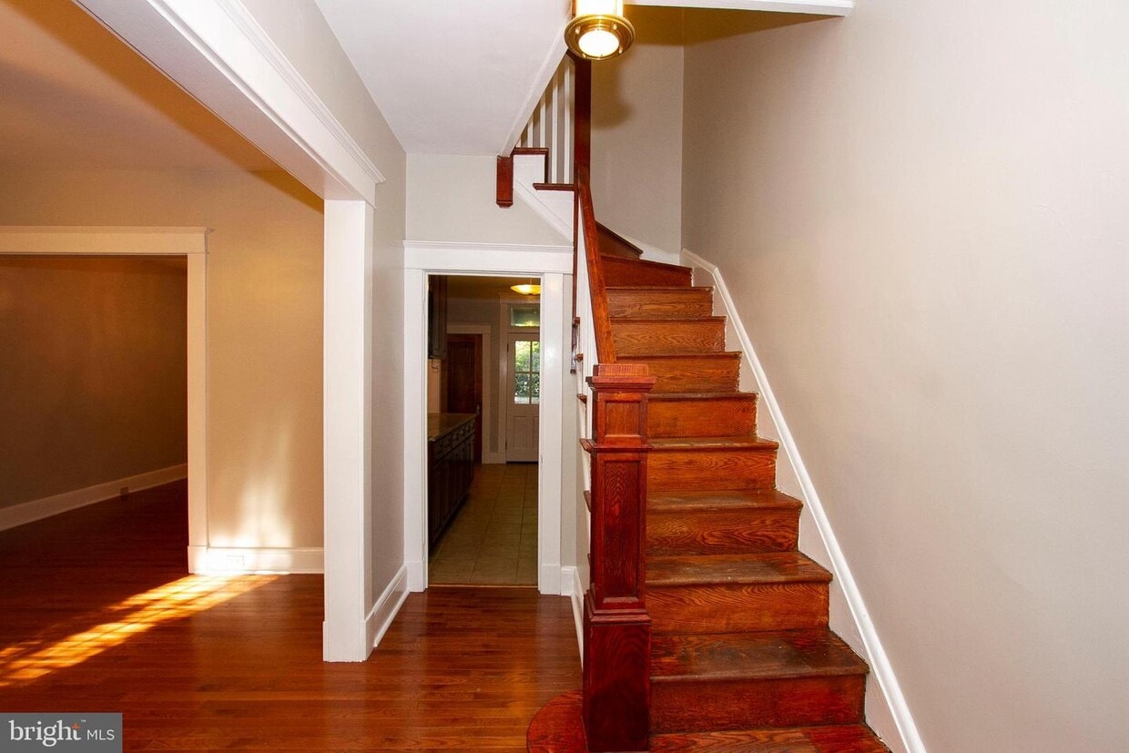 Primary Photo - 2914 Cresmont Ave