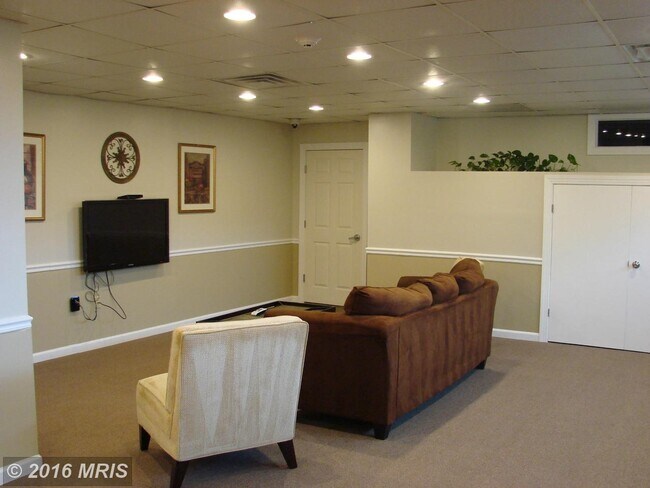 Building Photo - 5353 Columbia Pike