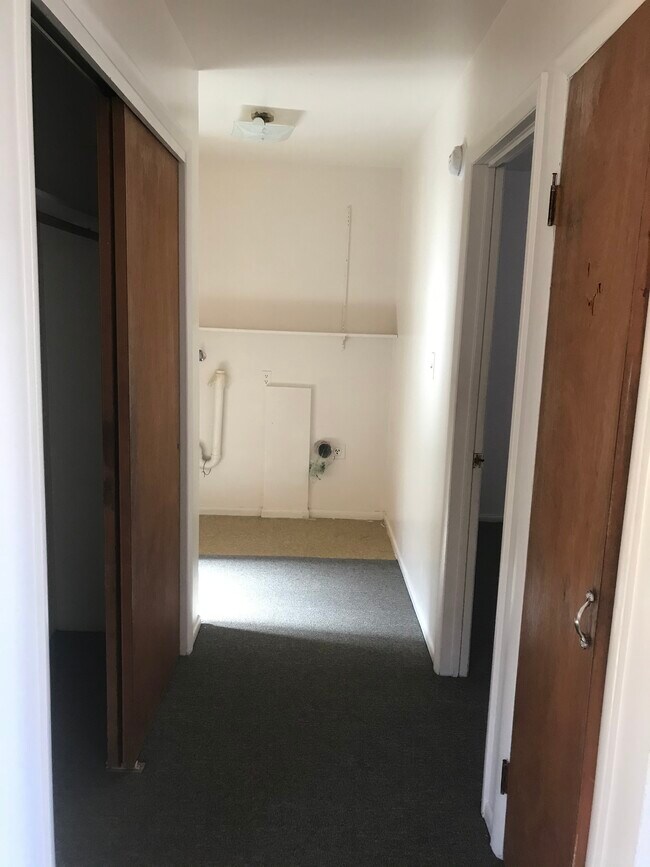 Hallway with two closets and washer dryer hook up - 622 Chestnut St