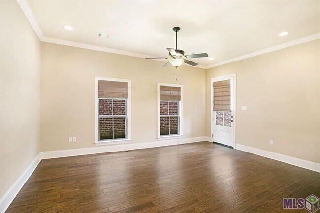 Building Photo - 3 Bedroom home in a Gated Community off Bu...