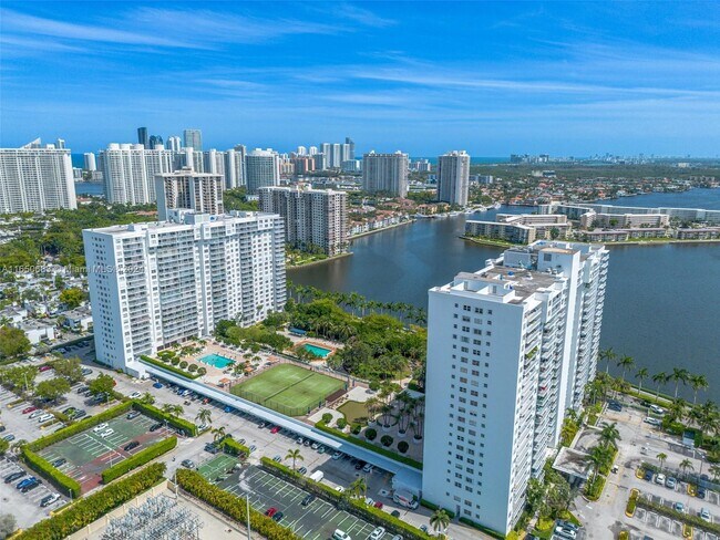 Foto del edificio - 2801 NE 183rd St
