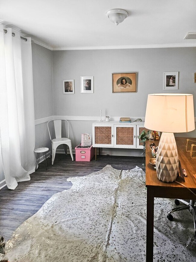 Foto del edificio - Charming brick home in beautiful Savannah offering four bedrooms and 2.5 bathrooms, Prime location!