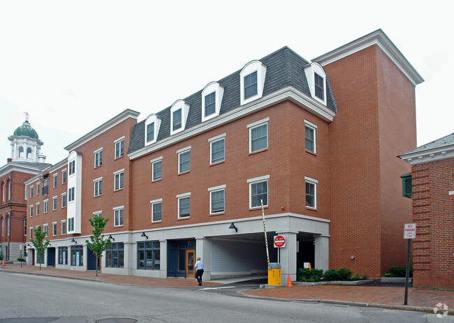 Building Photo - The Squamscott Block